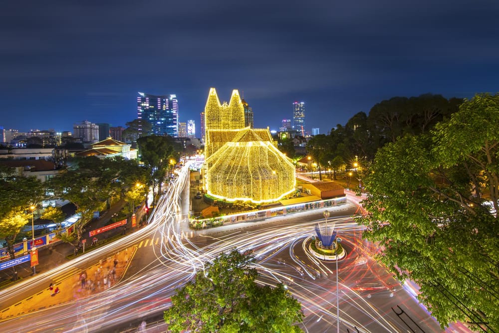 Đi Ngắm Nhà Thờ Đức Bà Thì Gửi Xe Ở Đâu? Tổng Hợp Bãi Giữ Xe Ô Tô, Xe Máy Gần Nhất Quận 1 post image