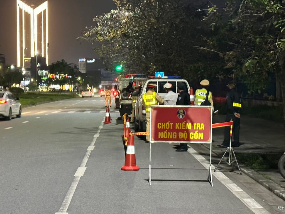 CSGT đồng loạt kiểm tra nồng độ cồn từ sáng mùng 1 Tết Bính Ngọ