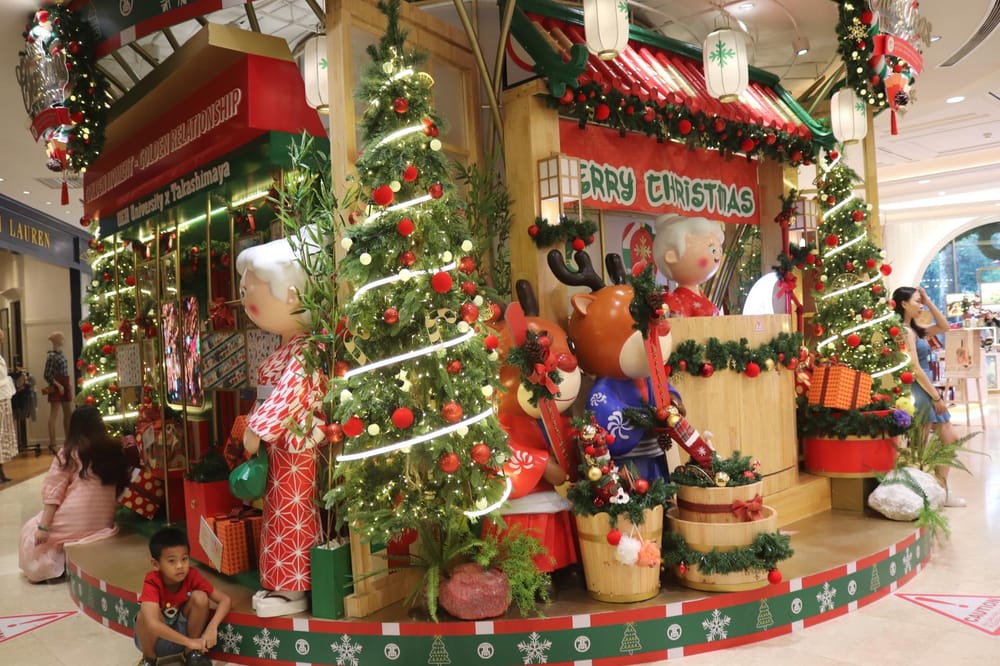 Địa Điểm Check In Noel TP.HCM 2025: Top 15 Nơi Lung Linh Nhất