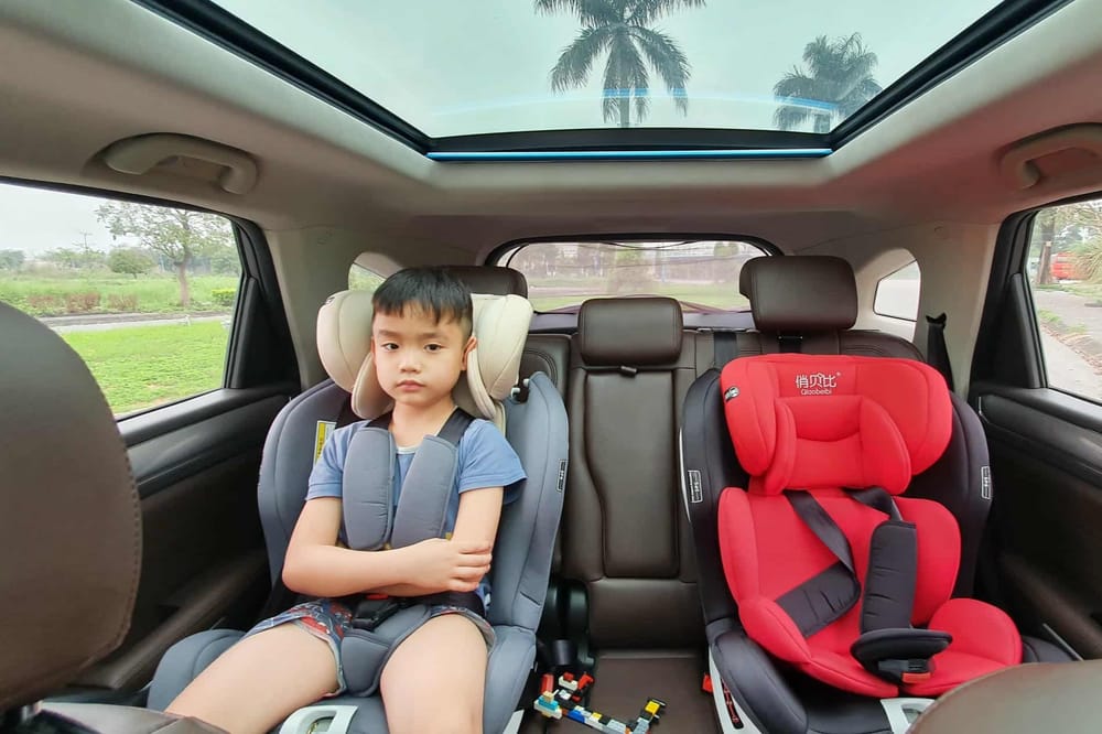 Xe kinh doanh có bắt buộc lắp ghế an toàn cho trẻ không?