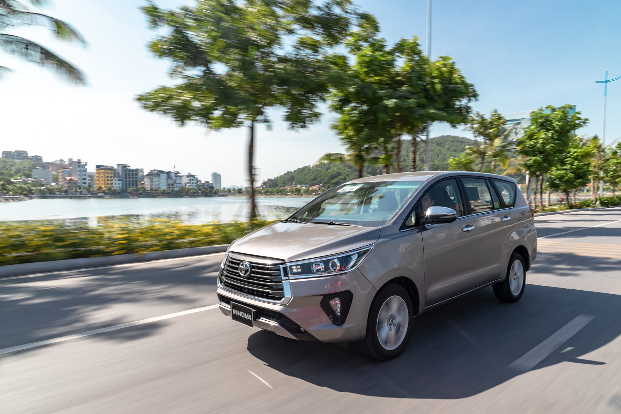 Thuê Xe Tự Lái: Toyota Innova: Biểu tượng của sự bền bỉ và đa năng