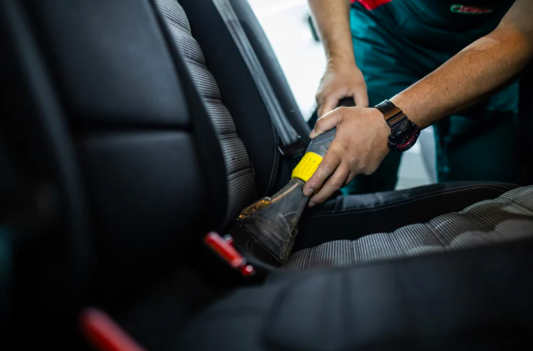 Cẩm Nang A-Z Cho Chủ Xe: Mọi Điều Cần Biết Về Phí Vệ Sinh Để Tối Đa Hóa Lượt Thuê Lại