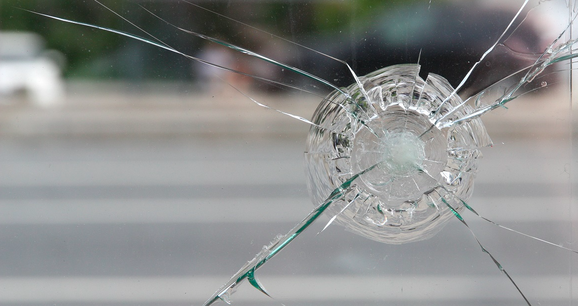 Vết Nứt Trên Kính Lái Ô Tô: Khi Nào Nên Hàn Và Khi Nào Cần Thay Mới?