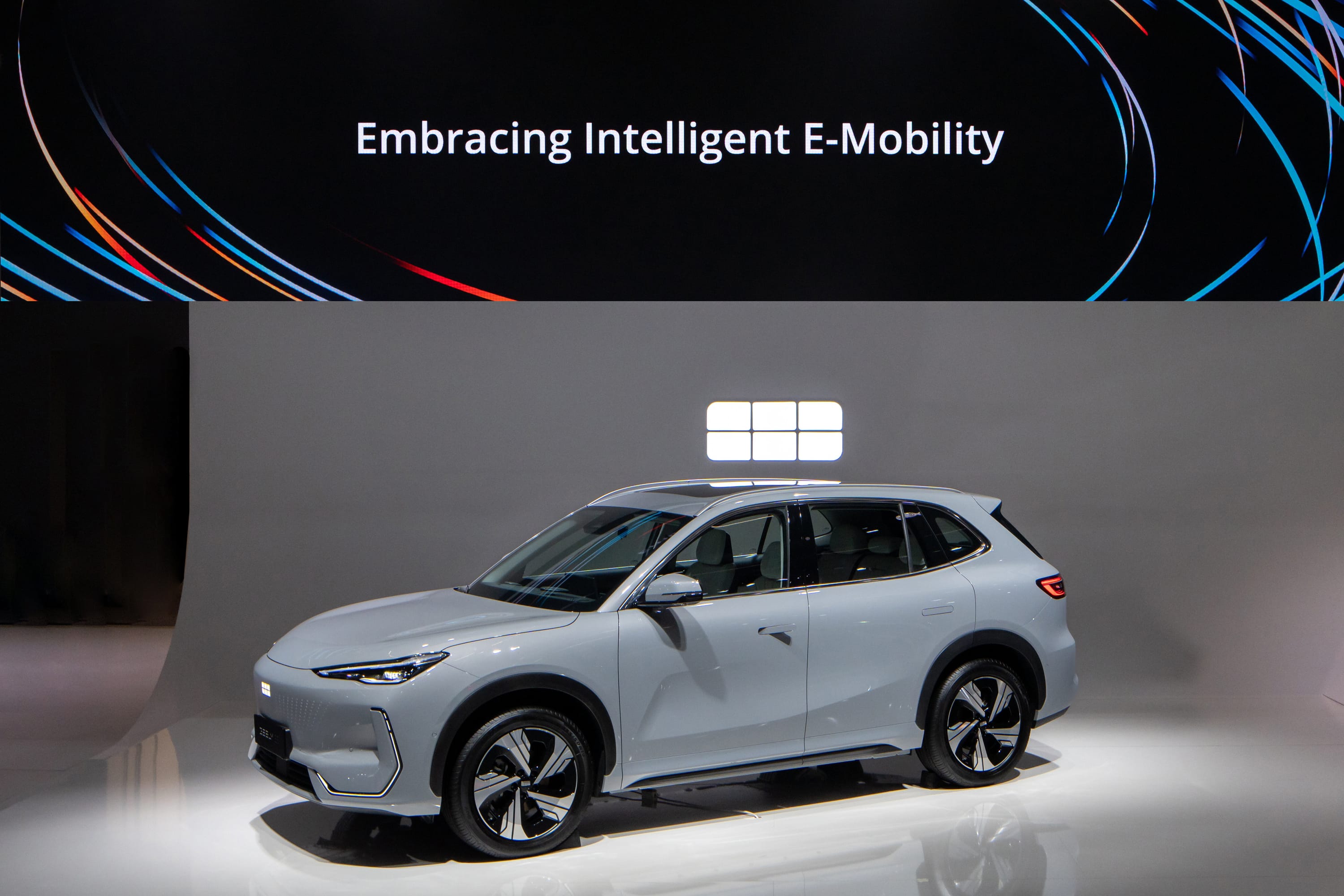 Geely EX5 gây sốc với khả năng quay tại chỗ, đi ngang như cua