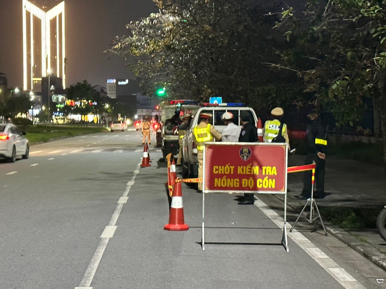 CSGT đồng loạt kiểm tra nồng độ cồn từ sáng mùng 1 Tết Bính Ngọ