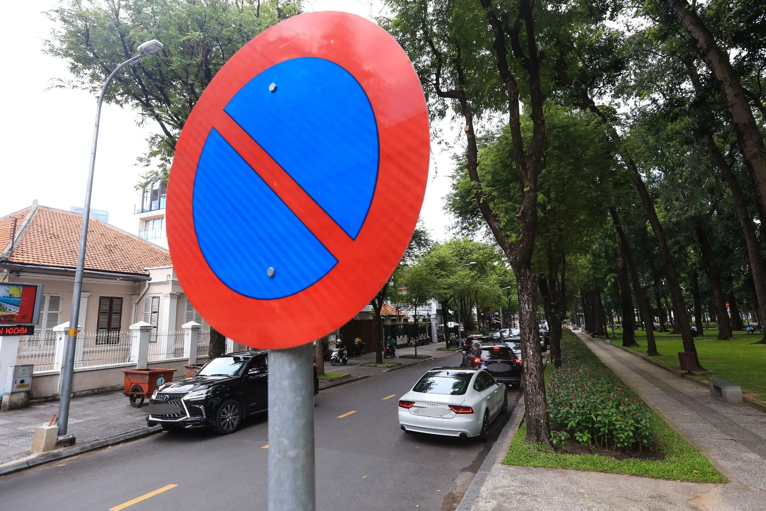 Trường Hợp Nào Được Phép Dừng Xe Tại Biển Cấm Dừng Đỗ ? Tài Xế Cần Biết Ngay