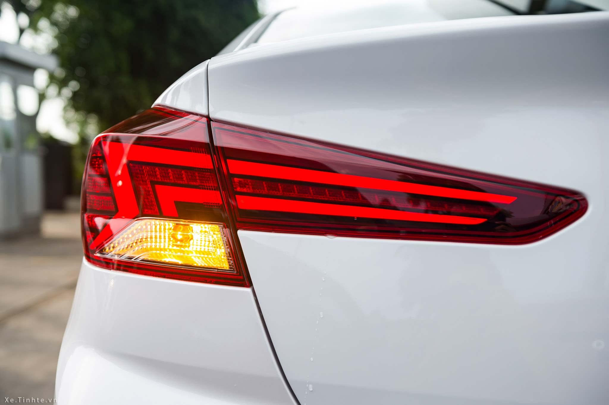 Ôm Cua Có Phải Bật Xi Nhan Không? Quy Định Mới 2025