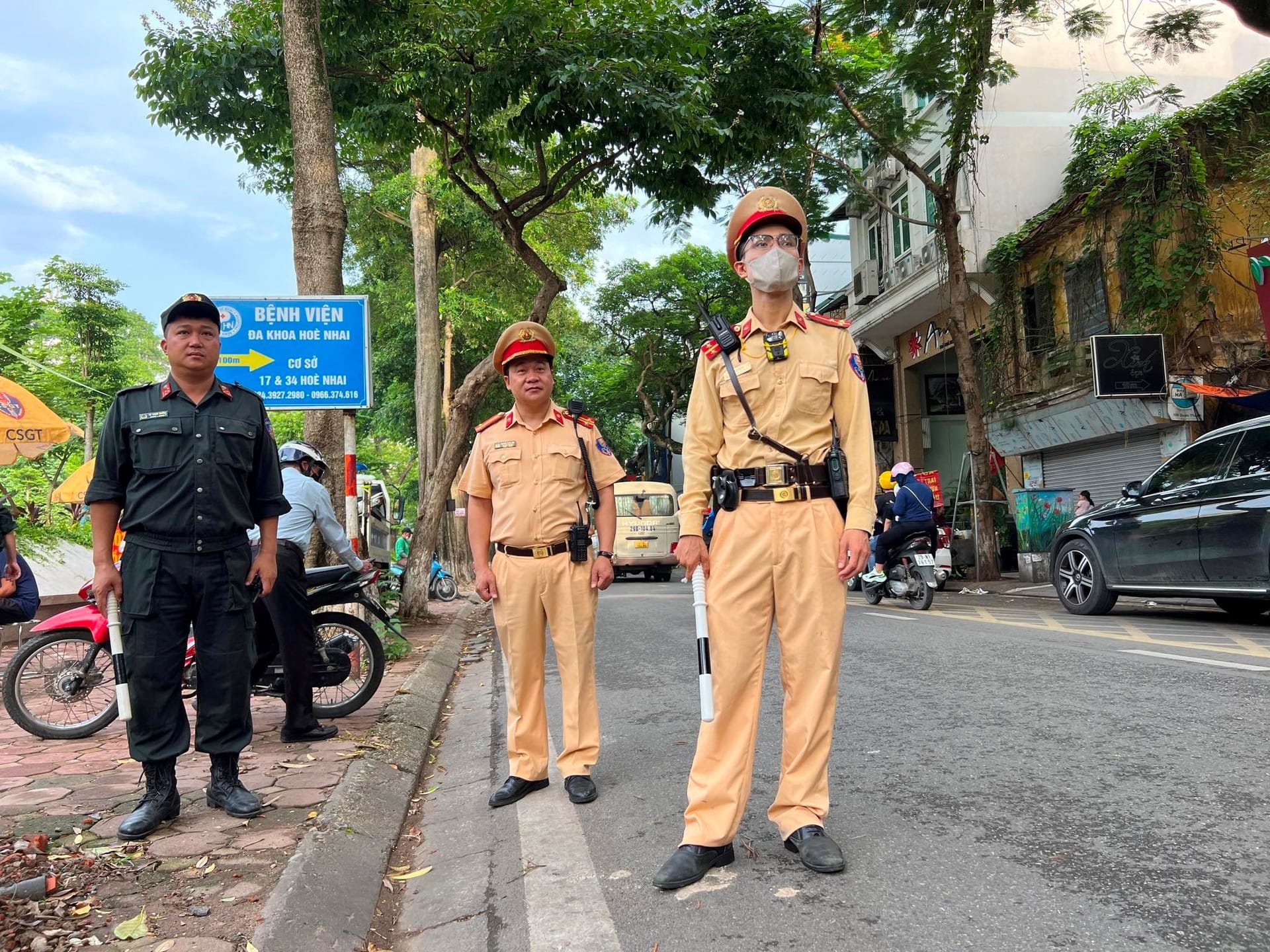 Hà Nội: CSGT dùng flycam xử phạt xe dừng đỗ sai quy định trên đường 